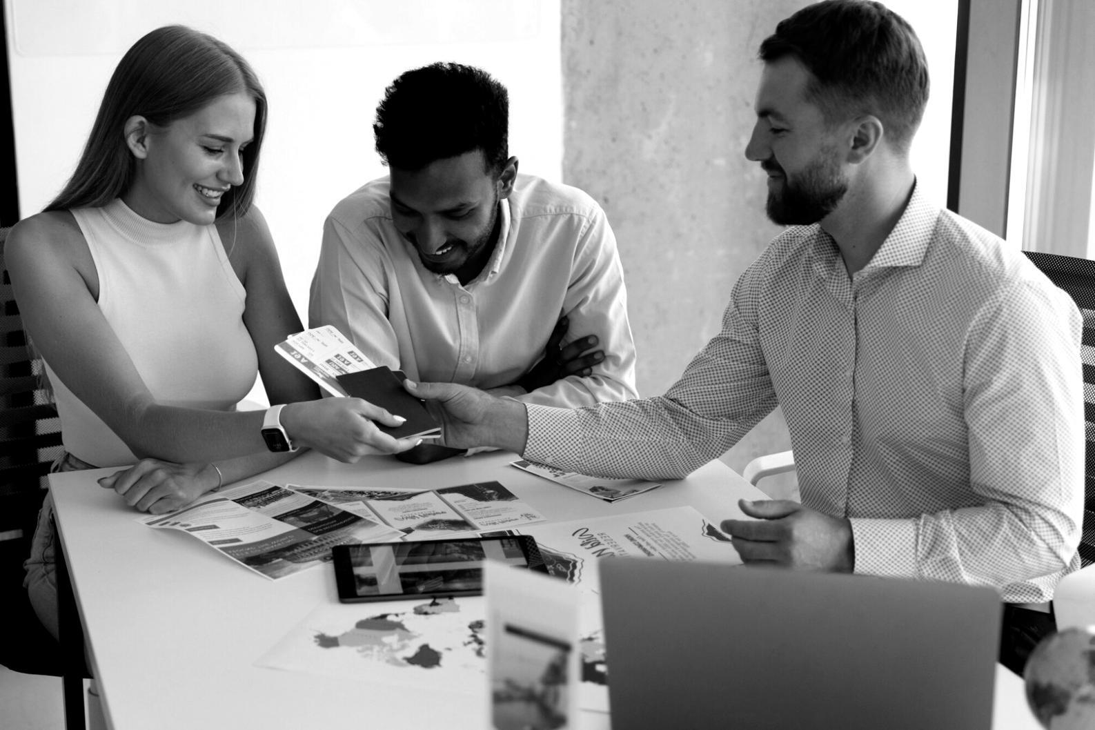 Espacio de trabajo con documentos financieros y calculadora